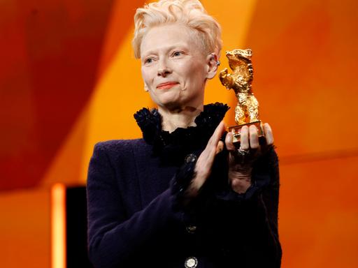 Tilda Swinton präsentiert den Goldenen Ehrenbären bei der Verleihung während der Eröffnung der 75. Internationalen Filmfestspiele Berlin am 13.02.2025.