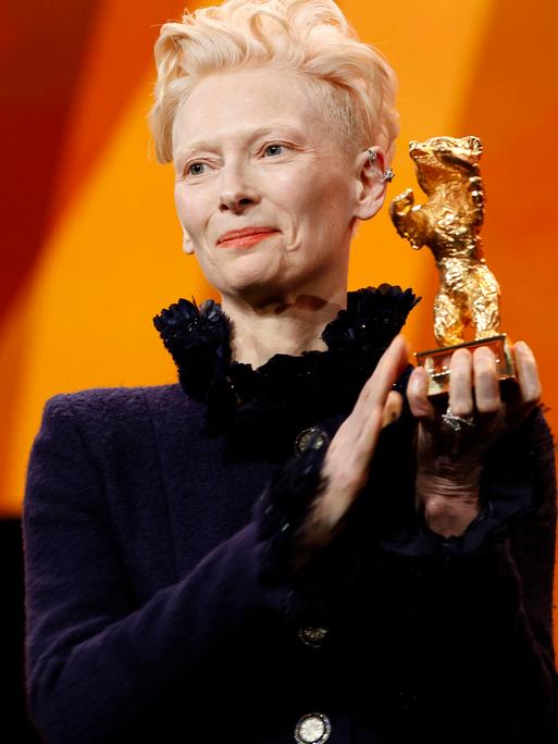 Tilda Swinton präsentiert den Goldenen Ehrenbären bei der Verleihung während der Eröffnung der 75. Internationalen Filmfestspiele Berlin am 13.02.2025.