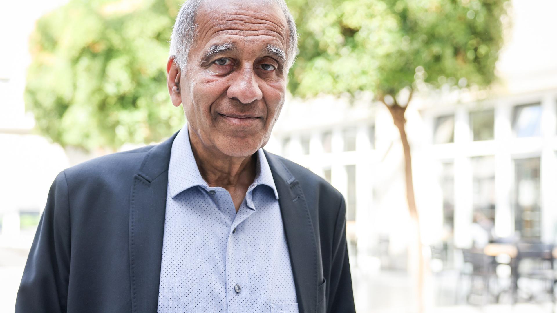 Mojib Latif im Hemd und Jackett steht vor der Akademie der Wissenschaften