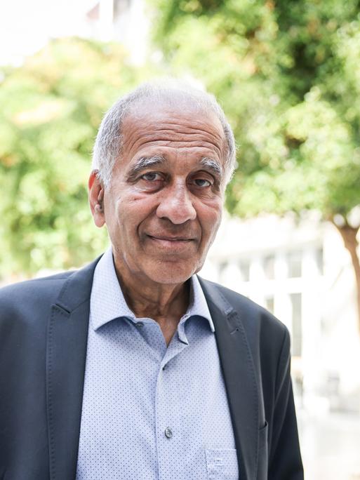 Mojib Latif im Hemd und Jackett steht vor der Akademie der Wissenschaften