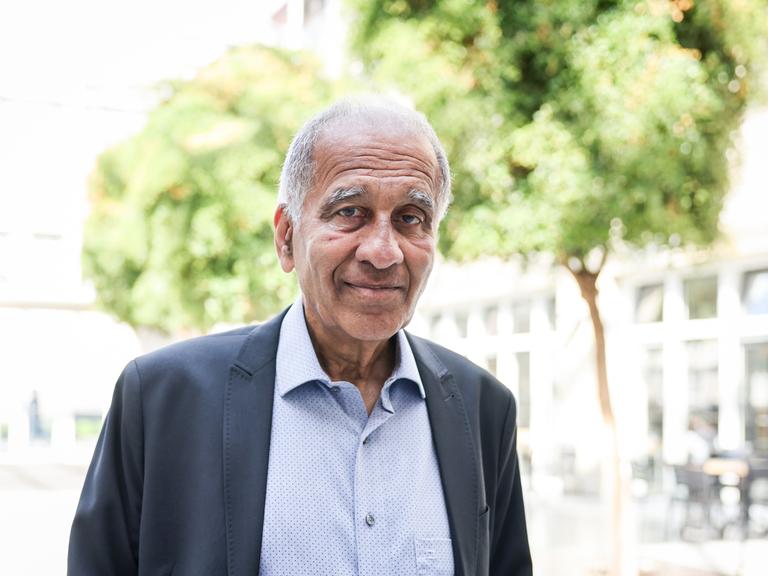 Mojib Latif im Hemd und Jackett steht vor der Akademie der Wissenschaften