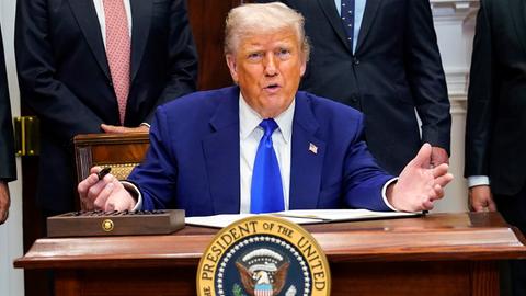 Donald Trump breitet bei einer PRessekonferenz seine Arme aus