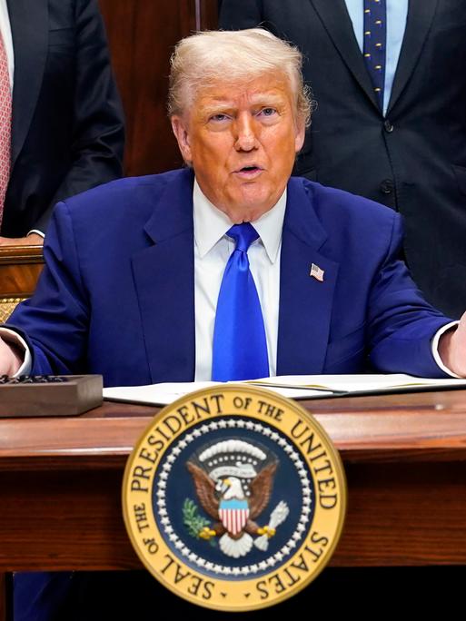 Donald Trump breitet bei einer PRessekonferenz seine Arme aus