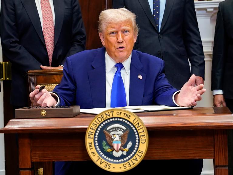Donald Trump breitet bei einer PRessekonferenz seine Arme aus