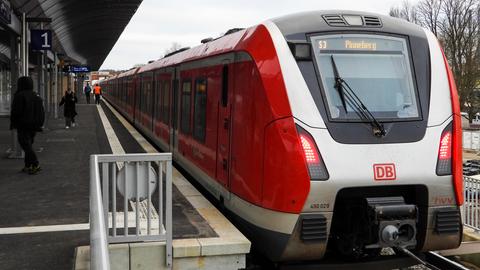 An einer S-Bahnstation steht ein Zug.