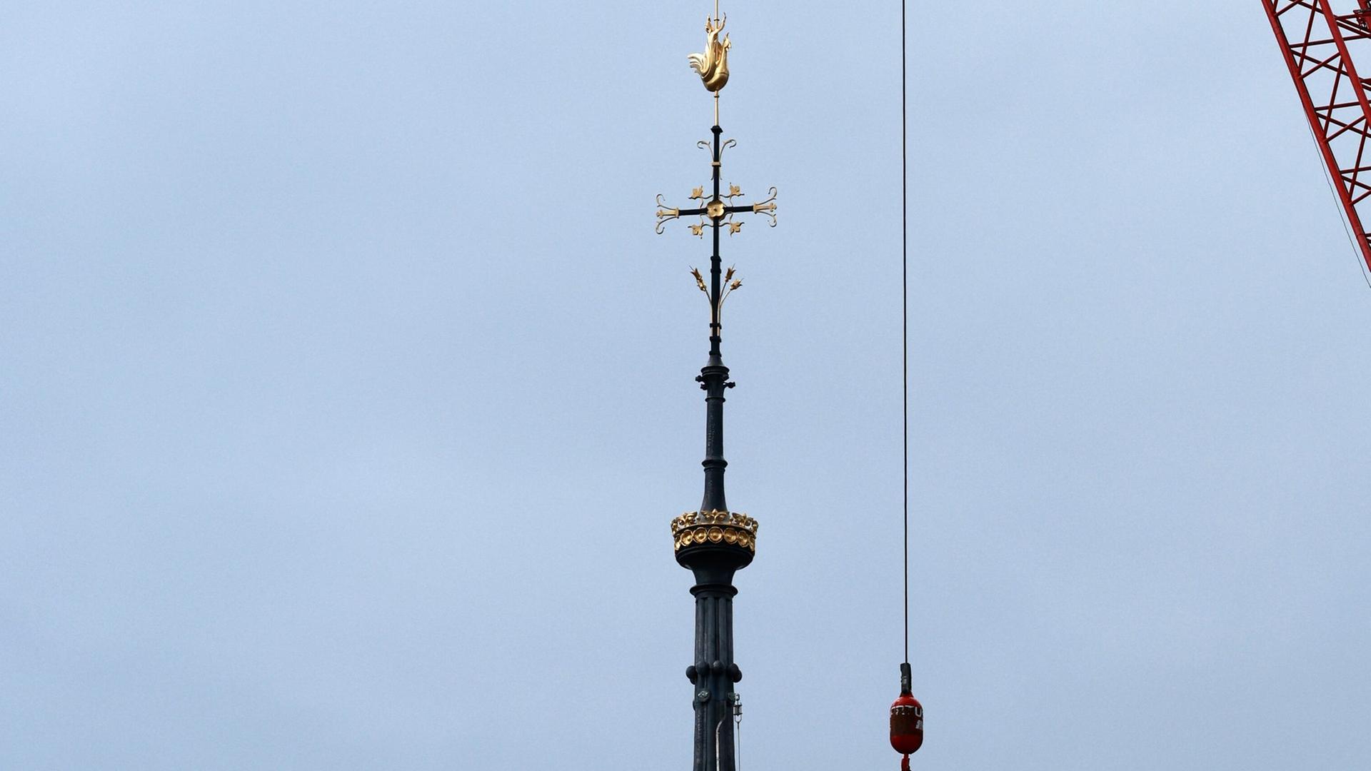 Das Baugerüst um den Turm der Kathedrale Notre-Dame wird entfernt. Das Baugerüst um den Turm der Kathedrale Notre-Dame wird entfernt.