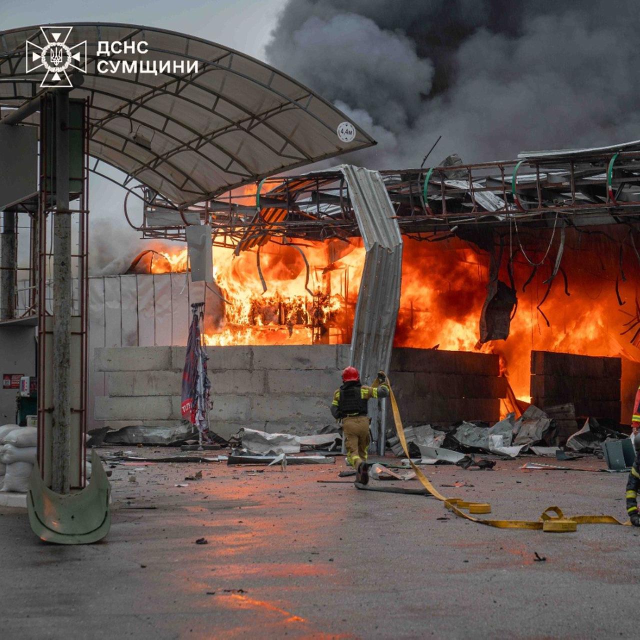Auf diesem vom ukrainischen Rettungsdienst zur Verfügung gestellten Foto löschen Feuerwehrleute einen Brand an einer Tankstelle, der durch einen russischen Luftangriff ausgelöst wurde. 
