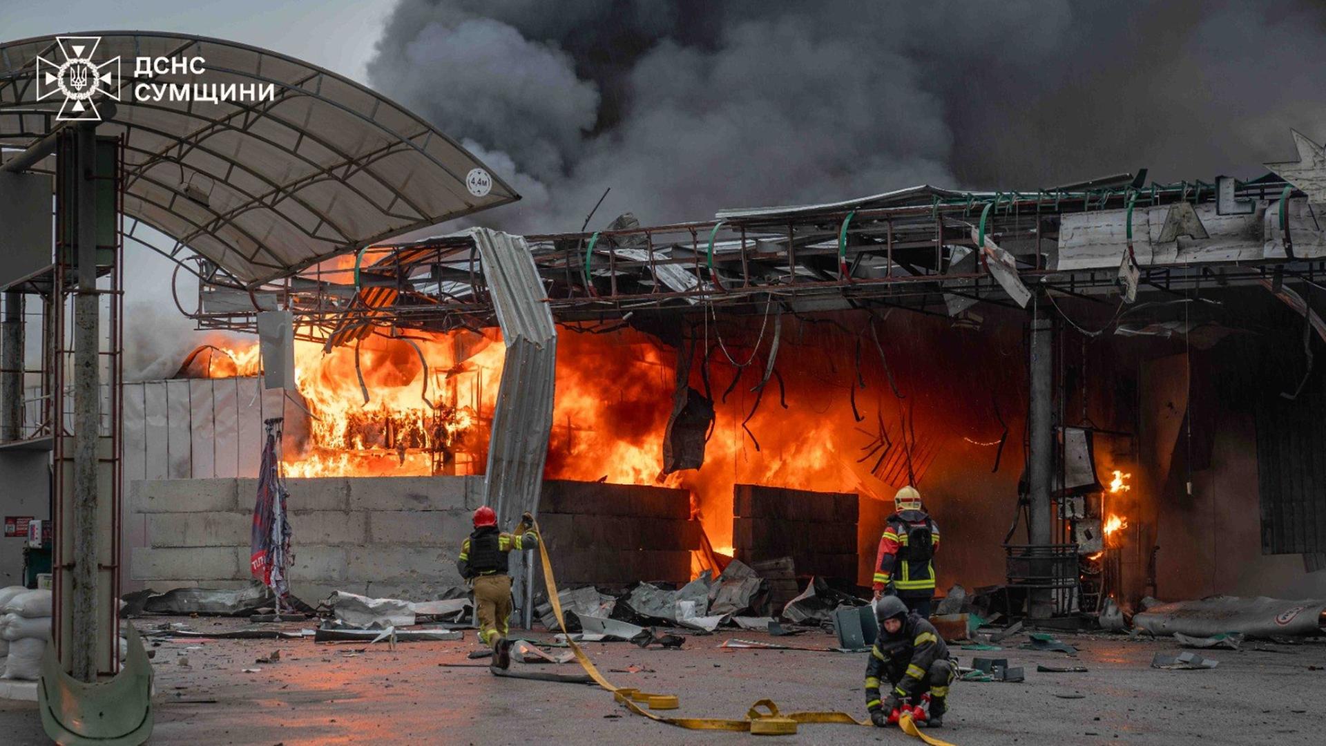 Auf diesem vom ukrainischen Rettungsdienst zur Verfügung gestellten Foto löschen Feuerwehrleute einen Brand an einer Tankstelle, der durch einen russischen Luftangriff ausgelöst wurde. Auf diesem vom ukrainischen Rettungsdienst zur Verfügung gestellten Foto löschen Feuerwehrleute einen Brand an einer Tankstelle, der durch einen russischen Luftangriff ausgelöst wurde.