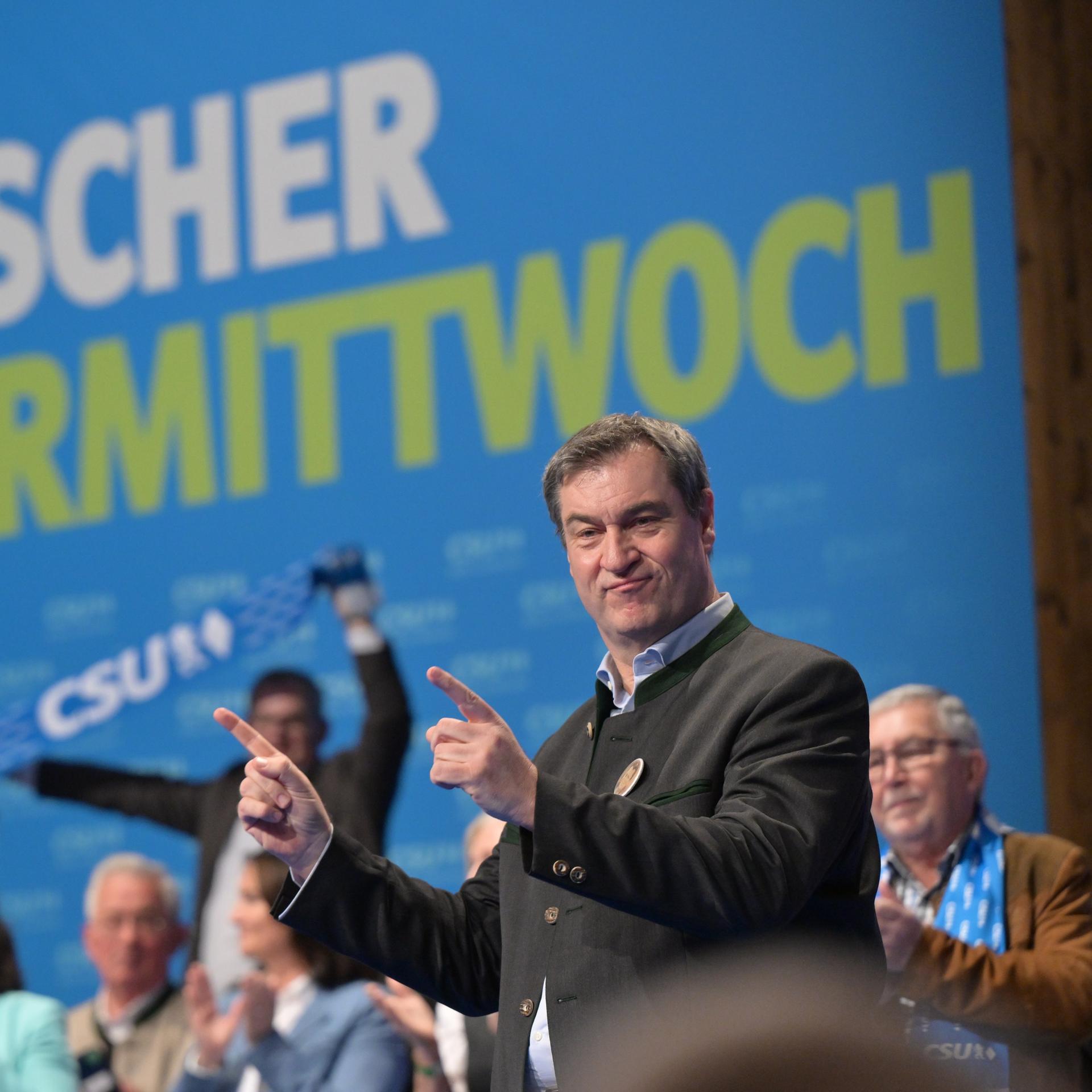 Markus Söder (CSU), Ministerpräsident von Bayern und CSU-Chef, nimmt nach seiner Rede beim politischen Aschermittwoch der CSU den Applaus entgegen.