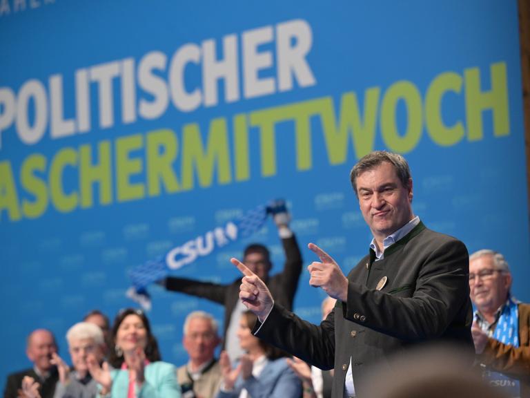 Markus Söder (CSU), Ministerpräsident von Bayern und CSU-Chef, nimmt nach seiner Rede beim politischen Aschermittwoch der CSU den Applaus entgegen.