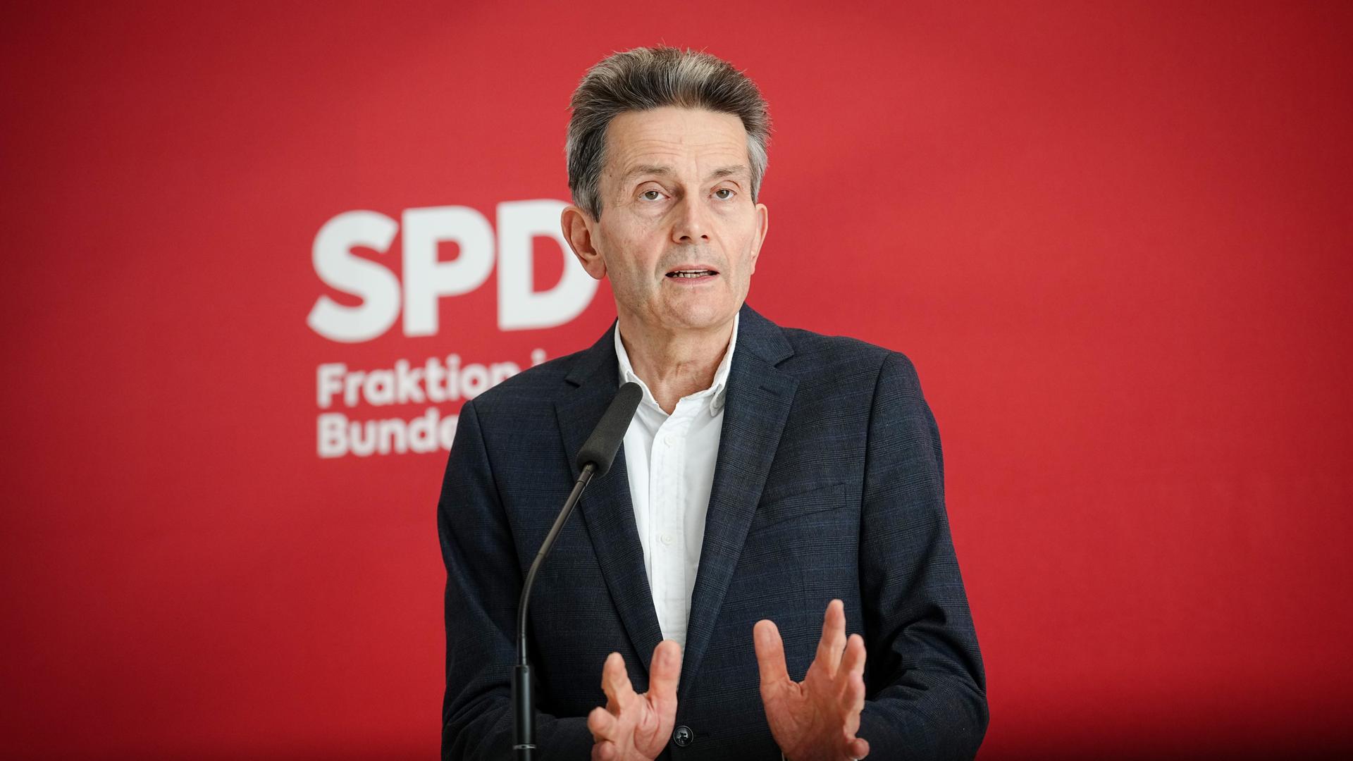 Rolf Mützenich, Vorsitzender der SPD-Bundestagsfraktion, gibt ein Pressestatement zu Beginn der Bundestagsfraktionssitzung seiner Partei.