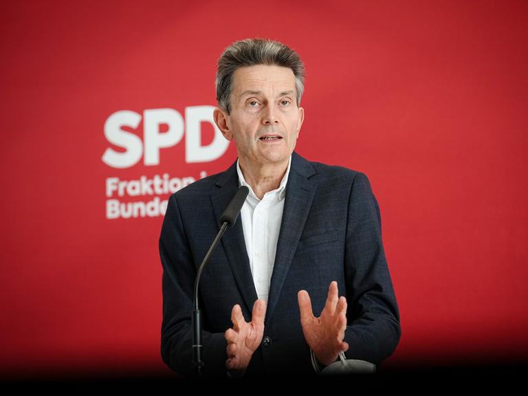 Rolf Mützenich, Vorsitzender der SPD-Bundestagsfraktion, gibt ein Pressestatement zu Beginn der Bundestagsfraktionssitzung seiner Partei.