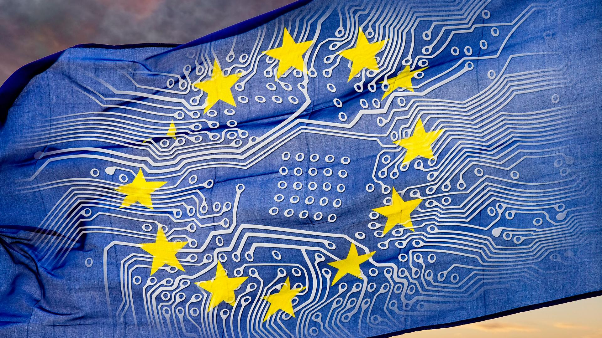 Eine Fotomontage zeigt eine Europa-Flagge. Auf dem blauen Grund wurde zusätzlich die Struktur einer Computerplatine hinzugefügt. 