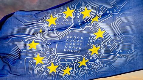 Eine Fotomontage zeigt eine Europa-Flagge. Auf dem blauen Grund wurde zusätzlich die Struktur einer Computerplatine hinzugefügt. 