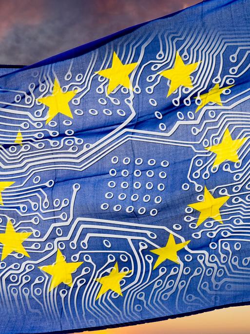 Eine Fotomontage zeigt eine Europa-Flagge. Auf dem blauen Grund wurde zusätzlich die Struktur einer Computerplatine hinzugefügt. Eine Fotomontage zeigt eine Europa-Flagge. Auf dem blauen Grund wurde zusätzlich die Struktur einer Computerplatine hinzugefügt.