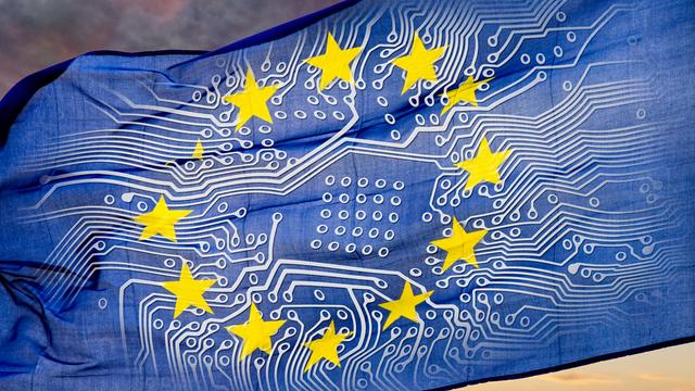 Eine Fotomontage zeigt eine Europa-Flagge. Auf dem blauen Grund wurde zusätzlich die Struktur einer Computerplatine hinzugefügt. 
