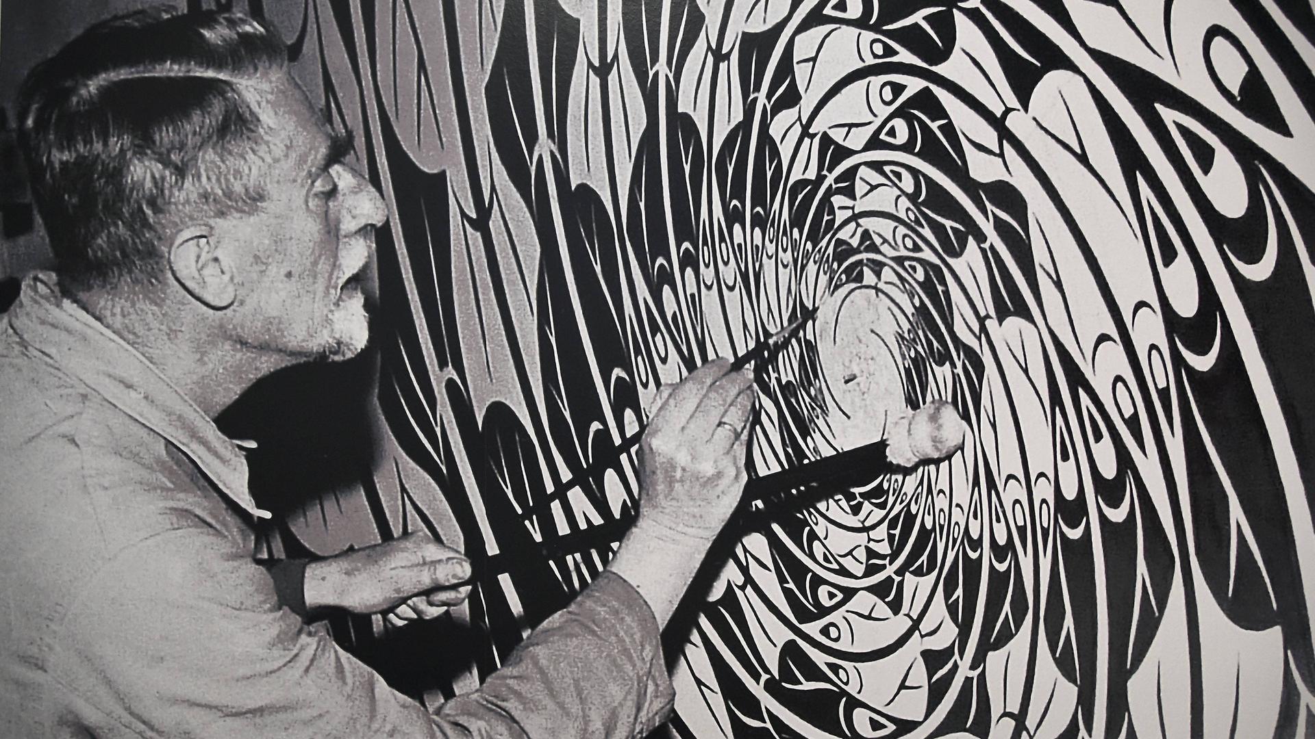 Schwarz-Weiß-Aufnahme des Künstlers Max ernst beim Malen