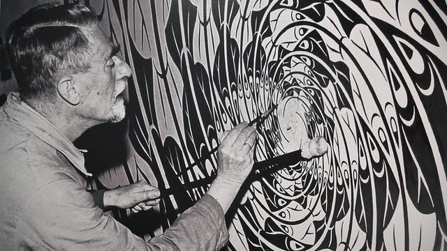 Schwarz-Weiß-Aufnahme des Künstlers Max ernst beim Malen