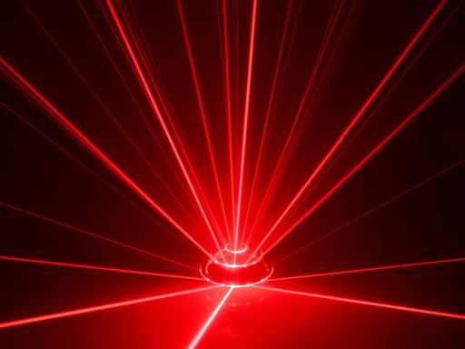Rote Laserstrahlen leuchten vor schwarzem Hintergrund und ergeben in ihrer Bündelung den Anschein eines Alarmsignals. Rote Laserstrahlen leuchten vor schwarzem Hintergrund und ergeben in ihrer Bündelung den Anschein eines Alarmsignals.