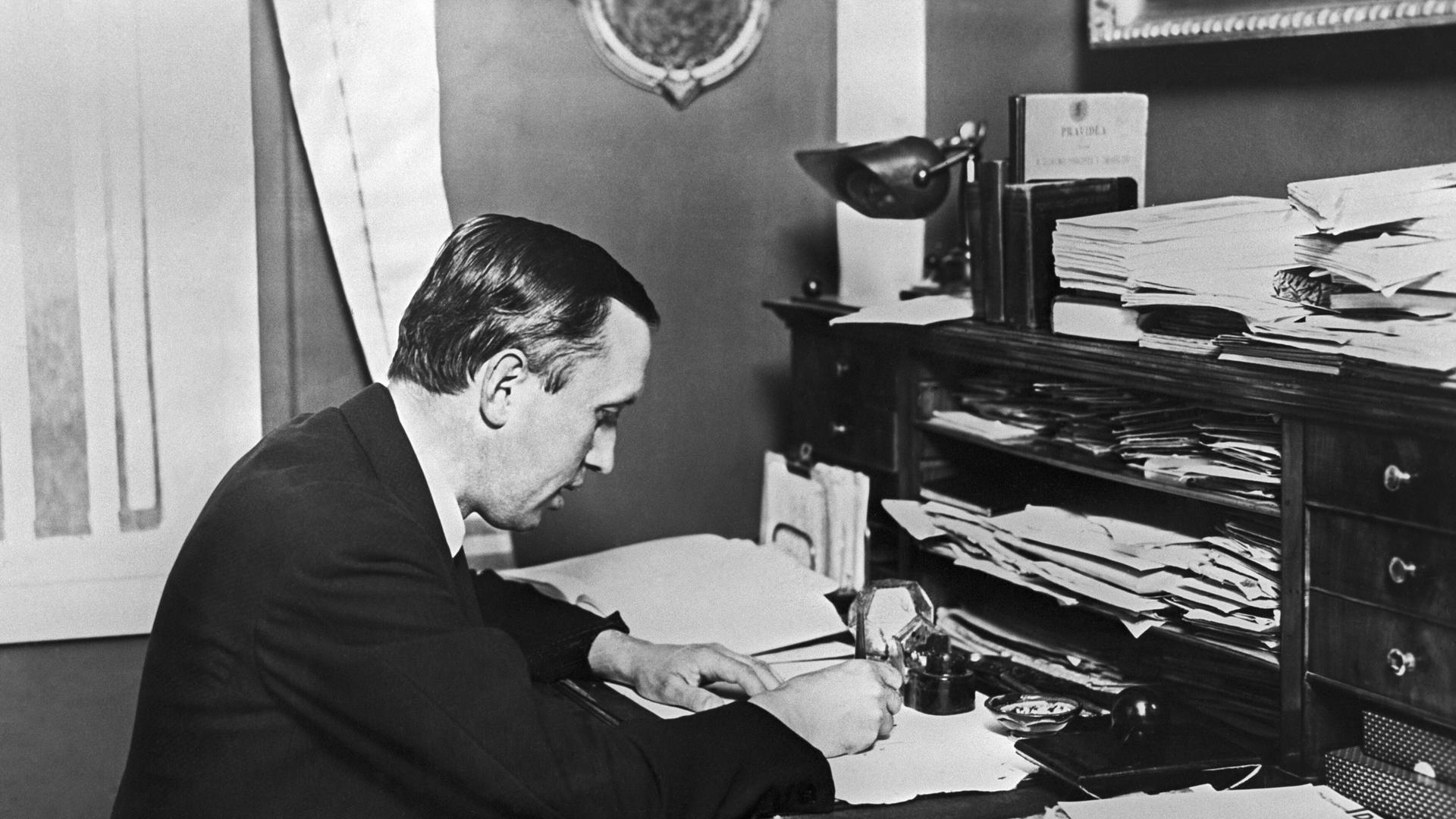 Karel  Čapek bei der Arbeit an einem Schreibtisch. 