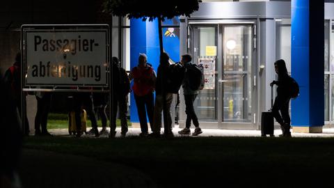 Aus Israel eingeflogene Deutsche kommen aus dem Flughafengebäude. Ein Militärtransporter der Bundeswehr landete am 15.10. auf dem Flugplatz in Wunstorf mit 51 Passagieren.