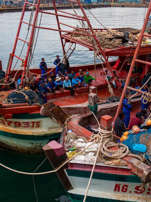 Personal der Meerespolizei von Indonesien bewachen zwei Fischereischiffe und deren Crew, die illegal in den Gewässern der Inselrepuplik gefischt haben und dabei erwischt wurden.