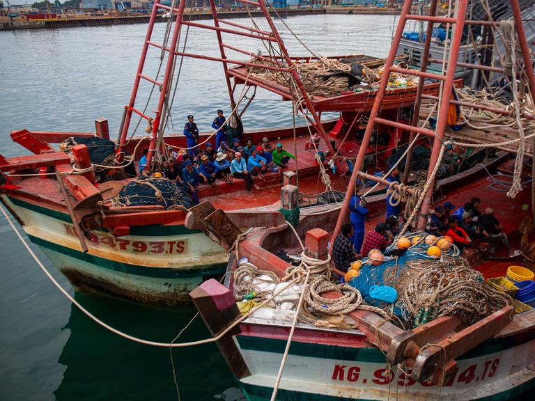 Personal der Meerespolizei von Indonesien bewachen zwei Fischereischiffe und deren Crew, die illegal in den Gewässern der Inselrepuplik gefischt haben und dabei erwischt wurden.