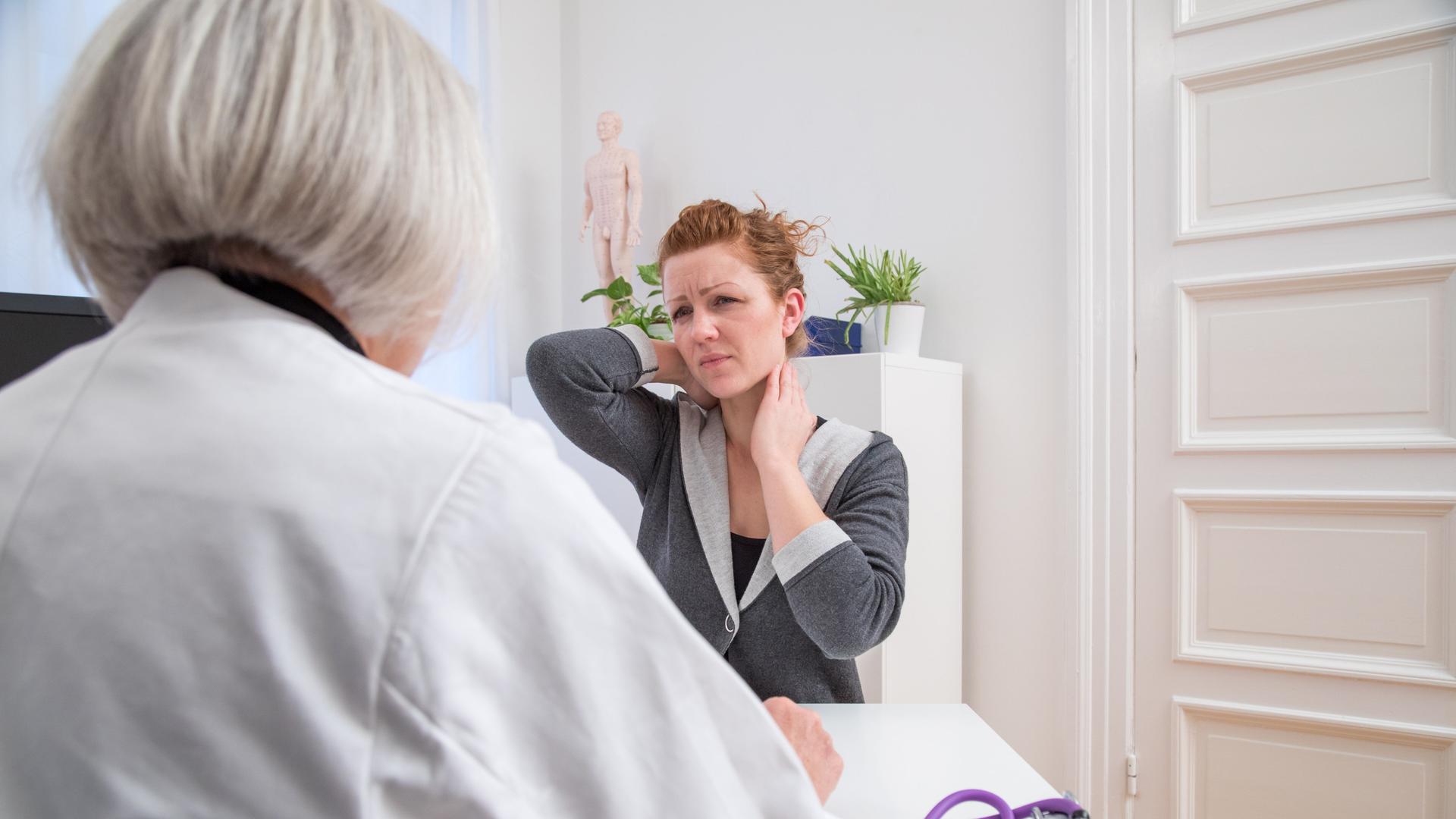 Eine Ärztin unterhält sich mit einer Patientin (gestellte Szene).