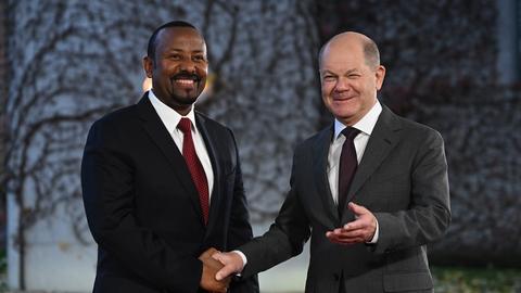 Das Bild zeigt Bundeskanzler Olaf Scholz mit Abiy Ahmed Ali, Ministerpräsident von Ähtiopien, in Berlin am 19.11.2023