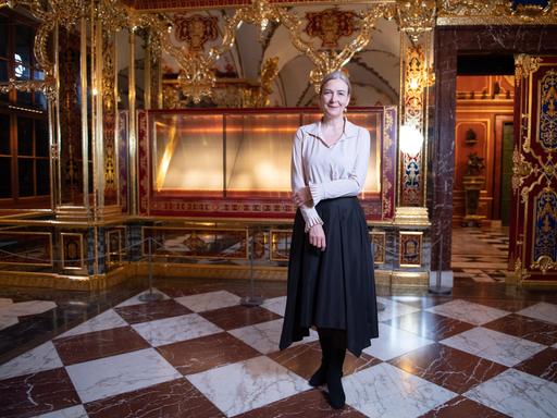 Marion Ackermann, Generaldirektorin der Staatlichen Kunstsammlungen Dresden, steht vor der bei einem Einbruch beschädigten Vitrine im Juwelenzimmer im Historischen Grünen Gewölbe im Dresdner Schloss der Staatlichen Kunstsammlungen Dresden (SKD). 
