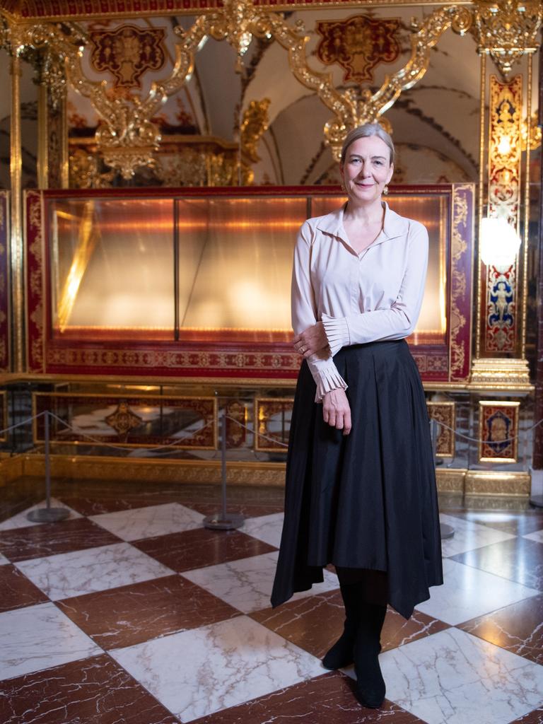 Marion Ackermann, Generaldirektorin der Staatlichen Kunstsammlungen Dresden, steht vor der bei einem Einbruch beschädigten Vitrine im Juwelenzimmer im Historischen Grünen Gewölbe im Dresdner Schloss der Staatlichen Kunstsammlungen Dresden (SKD). 