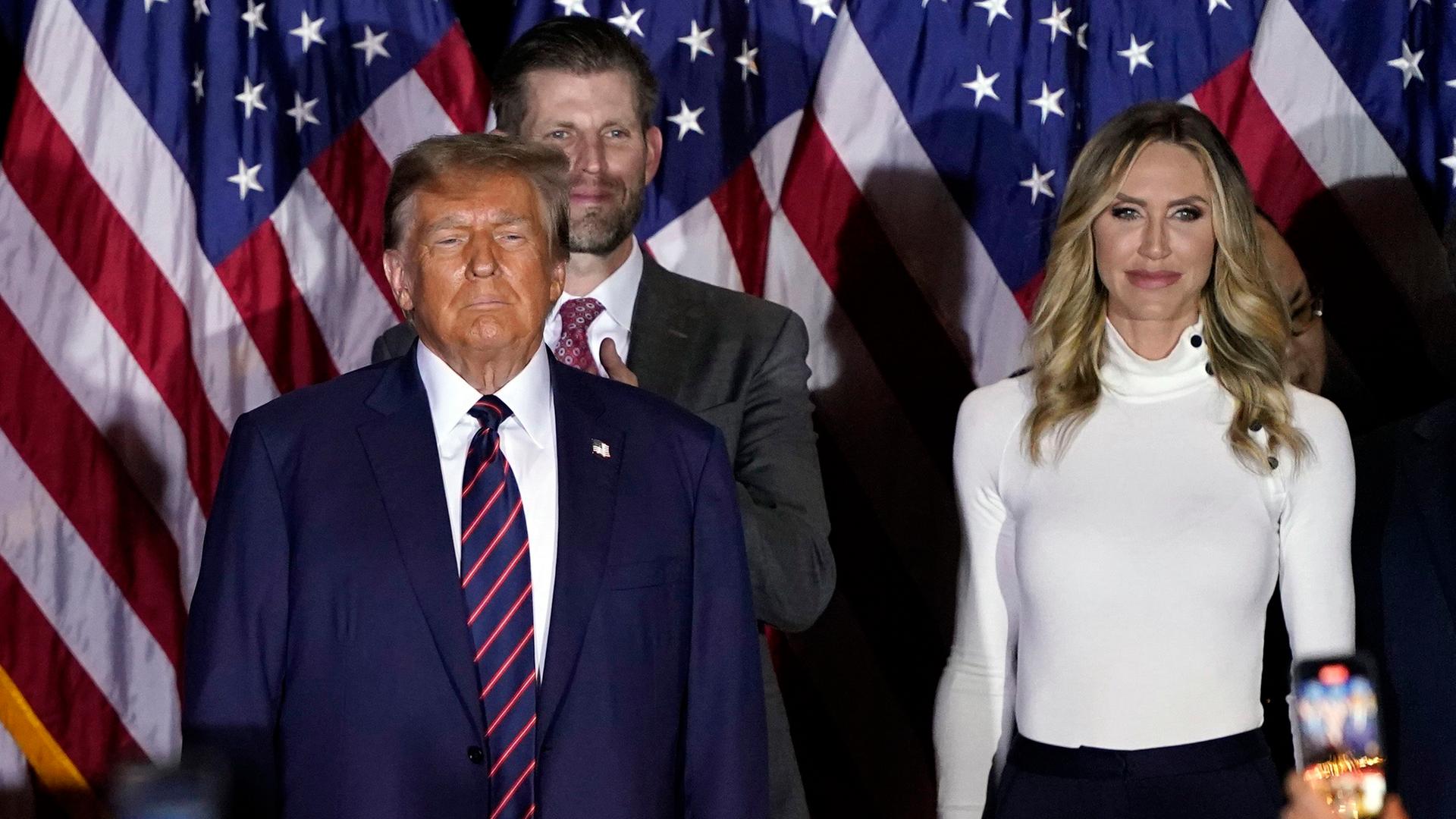 USA, Nashua: Der ehemalige Präsident Donald Trump mit Sohn Eric und Schwiegertochter Lara.