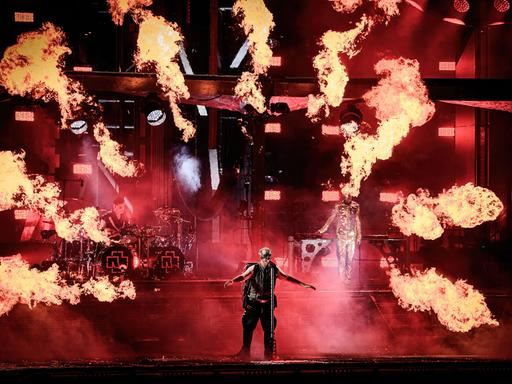 Rammstein-Frontsänger Till Lindemann steht auf der Bühne bei einem Konzert im dänischen Odense.