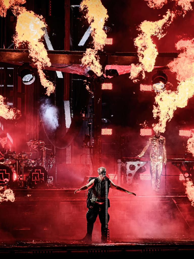 Rammstein-Frontsänger Till Lindemann steht auf der Bühne bei einem Konzert im dänischen Odense.