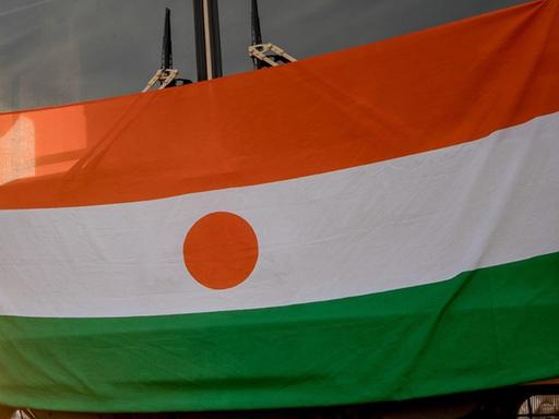 Ein LKW geschmückt mit der Flagge des Niger