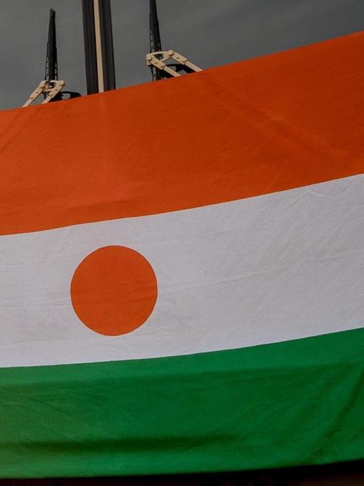 Ein LKW geschmückt mit der Flagge des Niger