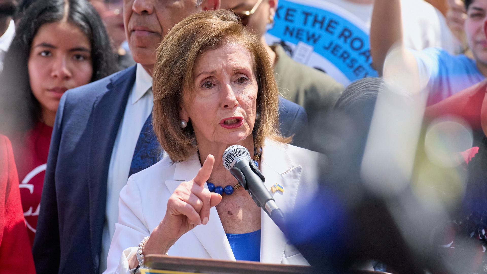 Washington: Die Abgeordnete Nancy Pelosi (Kalifornien) spricht vor dem Supreme Court, dem Obersten Gerichtshof der USA in Washington, bei einer Demonstration zur Unterstützung des Rechts auf Staatsbürgerschaft. Washington: Die Abgeordnete Nancy Pelosi (Kalifornien) spricht vor dem Supreme Court, dem Obersten Gerichtshof der USA in Washington, bei einer Demonstration zur Unterstützung des Rechts auf Staatsbürgerschaft.