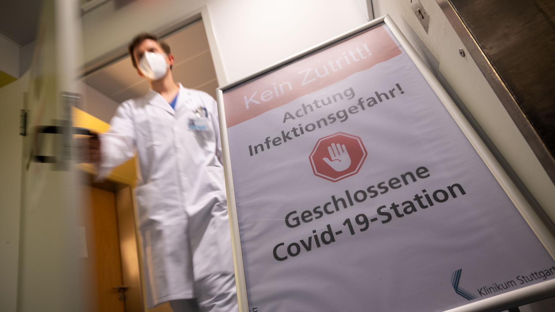 Ein Arzt verlässt eine Covid-19-Station in einem Krankenhaus.