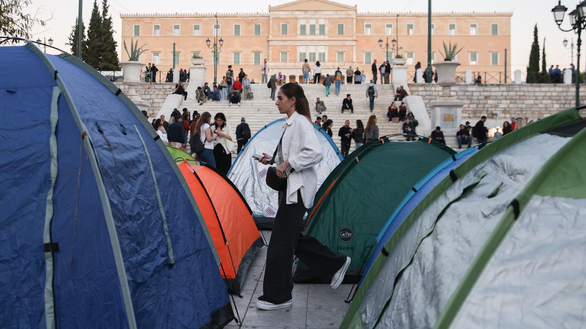 Griechenland, Athen: Studierende demonstrieren auf dem Syntagma-Platz und bilden ein Zeltlager aus Protest gegen hohe Miet- und Wohnkosten.