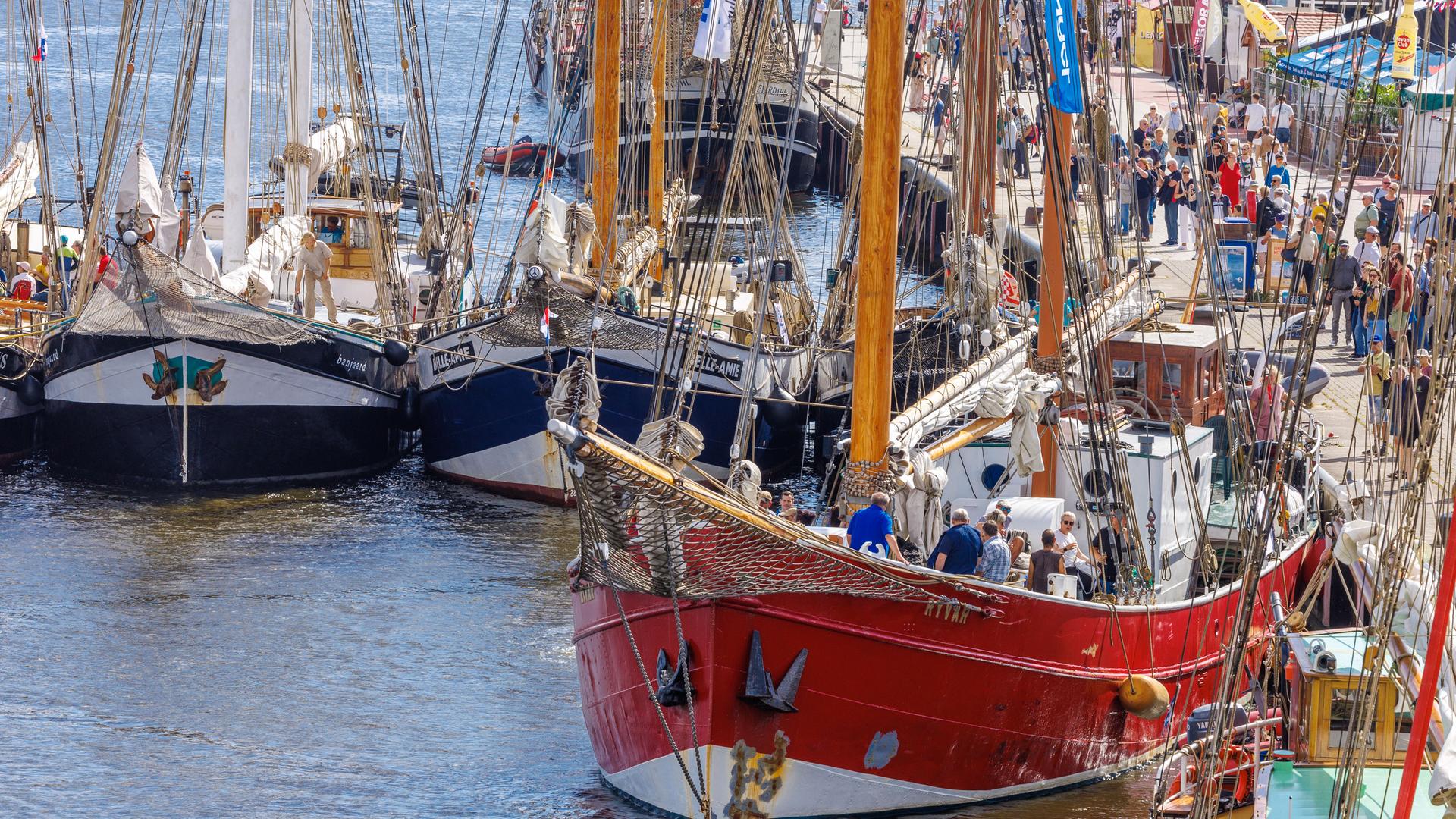 Rostock: Historische Segelschiffe legen im Stadthafen zu ersten Ostsee-Ausfahrten bei der 35. Hanse Sail ab.