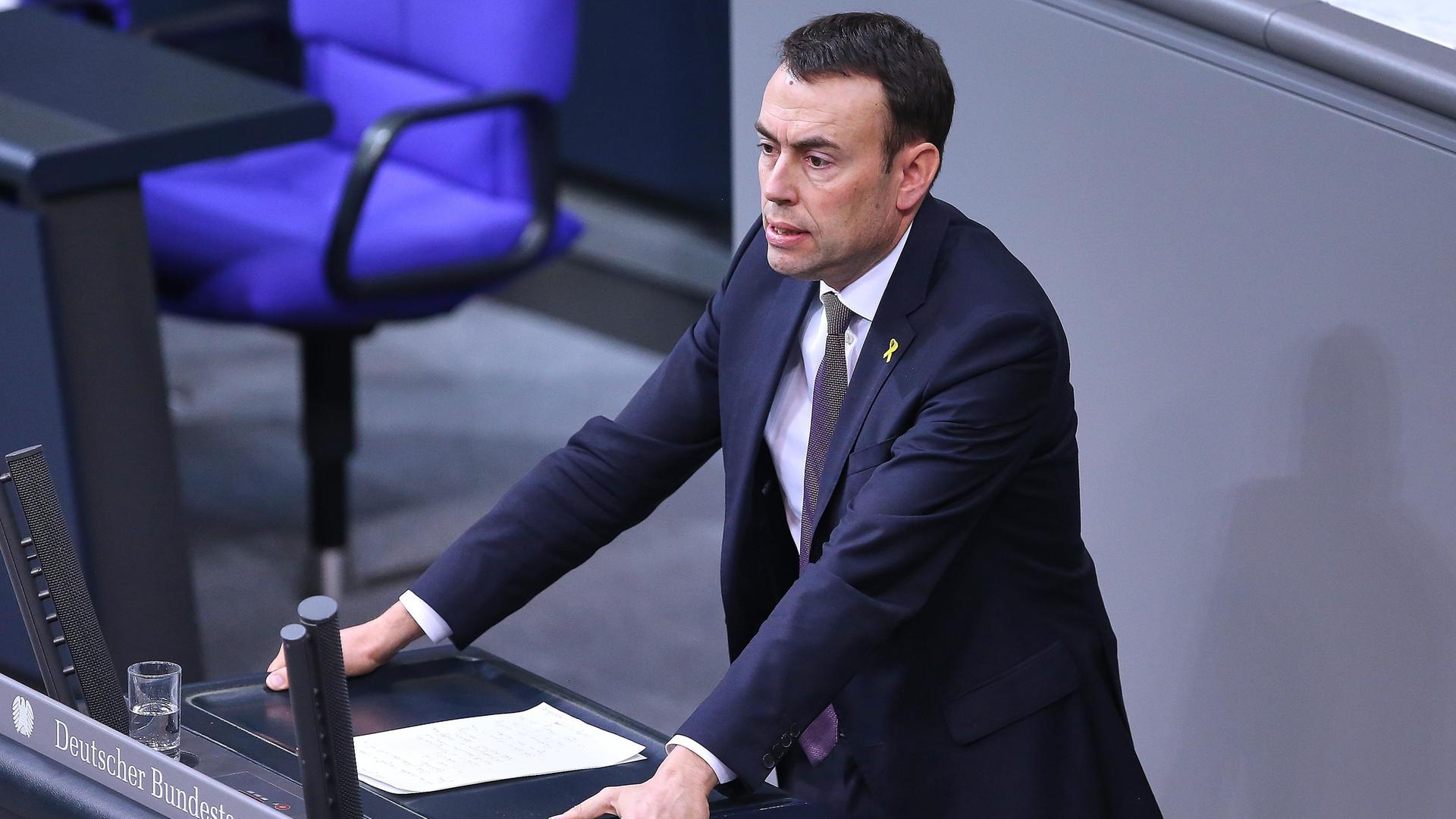 Der SPD-Abgeordnete Nils Schmid steht am Rednerpult im Plenum im Deutschen Bundestag.