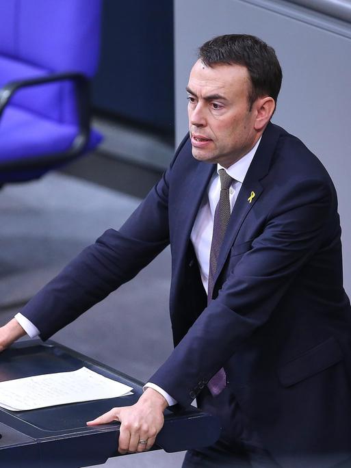 Der SPD-Abgeordnete Nils Schmid steht am Rednerpult im Plenum im Deutschen Bundestag.