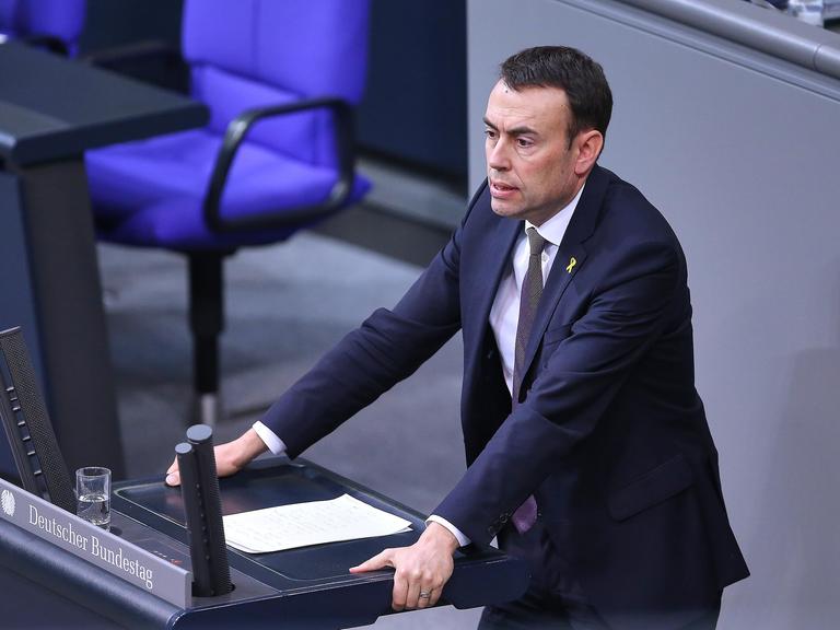 Der SPD-Abgeordnete Nils Schmid steht am Rednerpult im Plenum im Deutschen Bundestag.