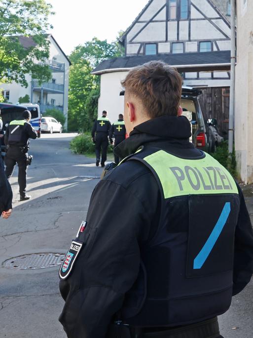 Mehrere Polizeibeamte auf einer Straße in Gera während Gebäude von Mitgliedern der Gruppe "Königreich Deutschland" durchsucht werden