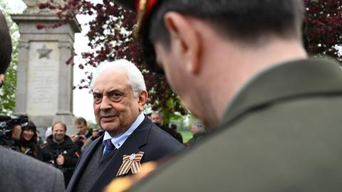 Sergej Netschajew, russischer Botschafter in Deutschland, nimmt am Gedenken zum 80. Jahrestag des sogenannten Elbe Day im sächsischen Torgau teil.