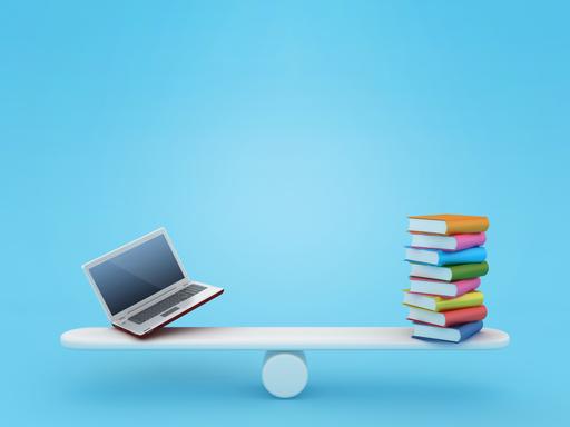 Illustration einer Wippe, auf der ein Stapel Bücher versucht die Balance mit einem Laptop zu halten.