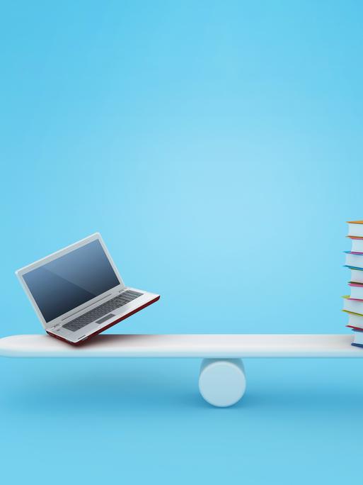 Illustration einer Wippe, auf der ein Stapel Bücher versucht die Balance mit einem Laptop zu halten.
