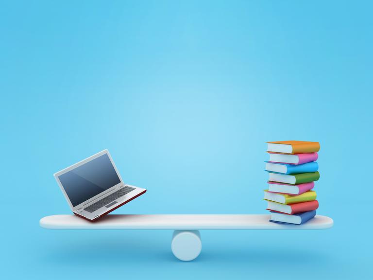 Illustration einer Wippe, auf der ein Stapel Bücher versucht die Balance mit einem Laptop zu halten.