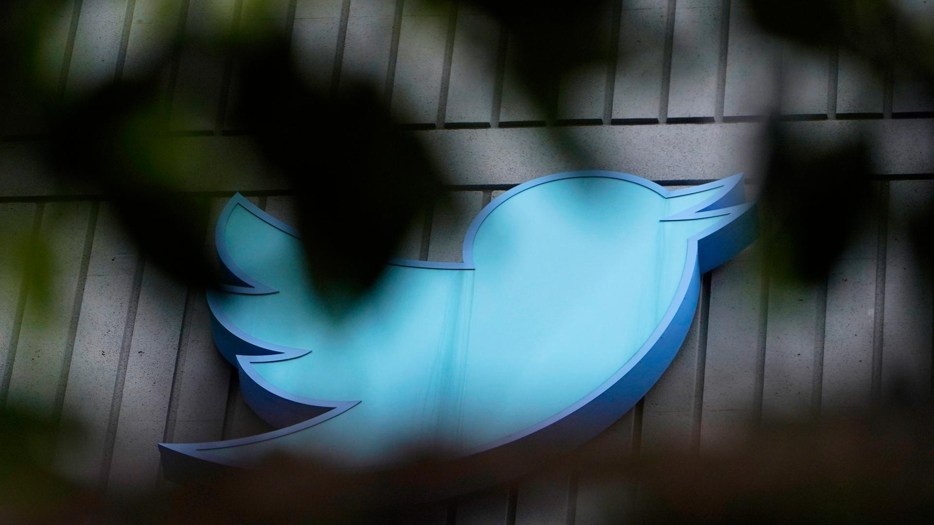 Das Twitter-Logo mit dem blauen Vogel an der Außenseite des Hauptgebäudes in San Francisco Das Twitter-Logo mit dem blauen Vogel an der Außenseite des Hauptgebäudes in San Francisco