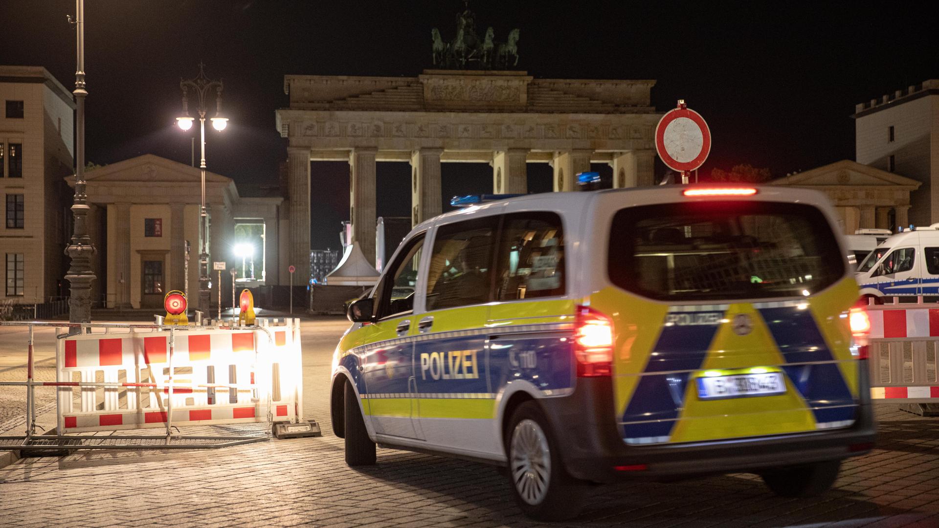 Polizeiwagen vor dem Brandenburger Tor Polizeiwagen vor dem Brandenburger Tor